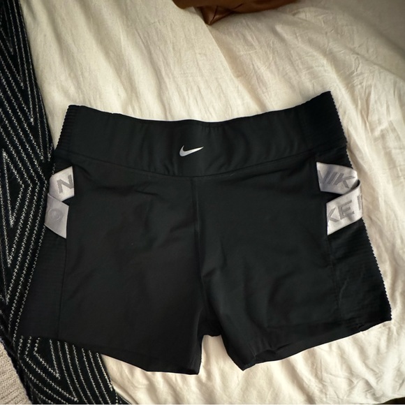 Nike Women's Size XL compression shorts - Picture 2 of 3